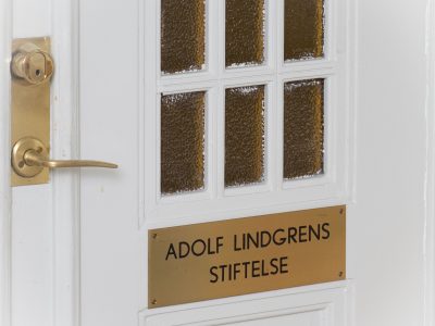 Adolf Lindgrens Stiftelse, Dörr